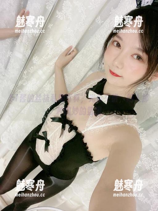 51酱的丝袜私房写真，光影交错，陷入那种微妙的氛围