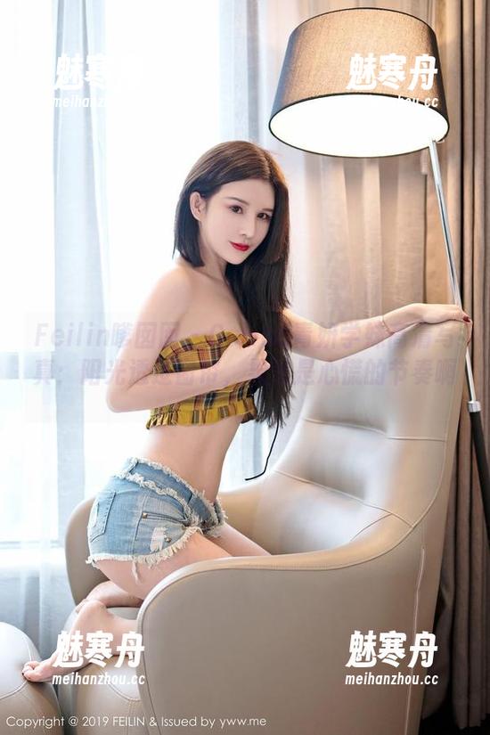 Feilin嗲囡囡 - Celina青妍学妹高清写真：阳光透过窗帘，果然是心慌的节奏啊。