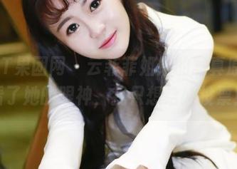 GIRLT果团网 - 云菲菲姐姐的写真原图，看了她的眼神，我只想给她投票！