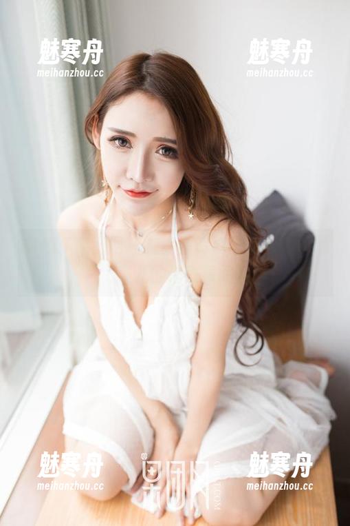 GIRLT果团网 - 在高清写真中，双马尾松果儿的俏皮瞬间
