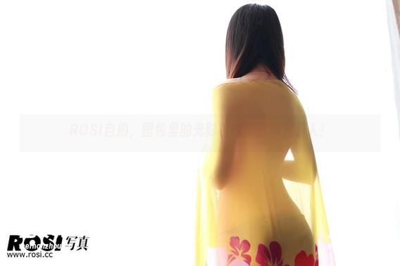 ROSI自拍，图包里的光影故事竟然那么撩人！