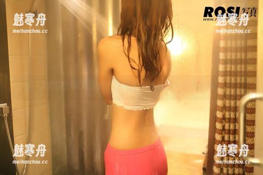 ROSI写真 ROSI的翘臀作品,下载前小心心脏不要停跳哦!
