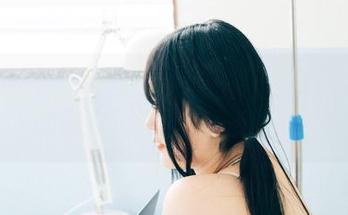 Sonson(손손)的最新作品：“夜之流浪者”，谁说我们不能在月光下发光？