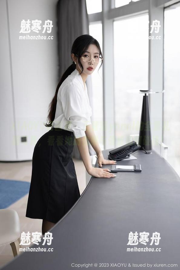 XIAOYU语画界 - 王馨瑶yanni的全套礼服写真，看看她的优雅与俏皮如何碰撞！
