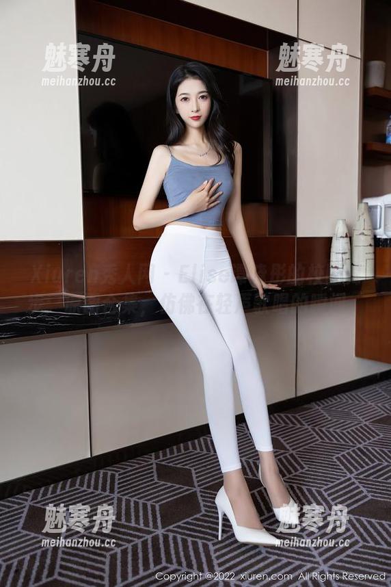 Xiuren秀人网 - Elise谭晓彤的校园舞步：原图合集，仿佛在轻声歌唱的瞬间。