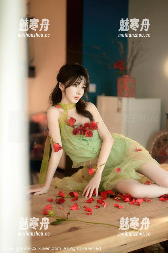 Xiuren秀人网-糯美子Mini Xiuren秀人网 - 高清写真:糯美子Mini的泳衣,仿佛夏风拂面
