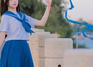 免费美图：Yiko湿润兔穿校服，简直美到犯规！