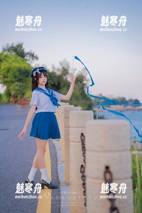 免费美图：Yiko湿润兔穿校服，简直美到犯规！
