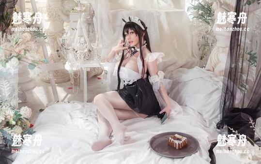 七七娜娜子：无圣光加持下，制服的另一面