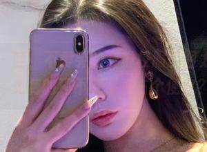 微密圈 - 哇，不爱笑的赛琳校服美图太好看了，免费的还不赶紧来占个便宜？