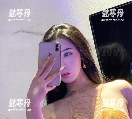 微密圈 - 哇，不爱笑的赛琳校服美图太好看了，免费的还不赶紧来占个便宜？