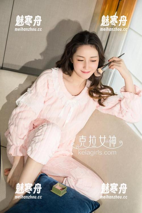 克拉女神 - 钟淇和她的圣诞幻想，高清写真：如梦似幻，像个调皮的孩子
