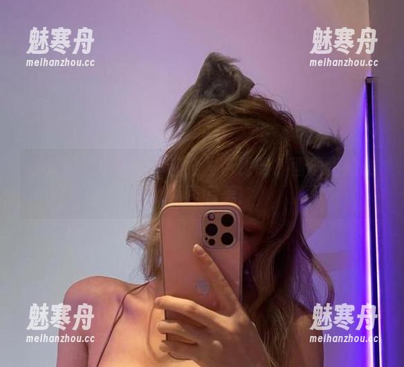 你见过啾小妍的高清金发芭比吗？图册里的光线简直完美！