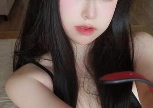 女主K的吊带原图，光影交错中格外撩人！