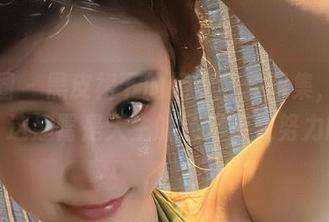 微密圈 - 黑皮裙下的奶雯全套图集，好想问：这翘臀是天生的还是后天努力的？