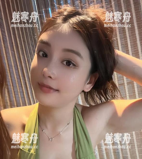 微密圈 - 奶雯的泡沫世界：另类浴室性感图包合集，泡泡也疯狂！