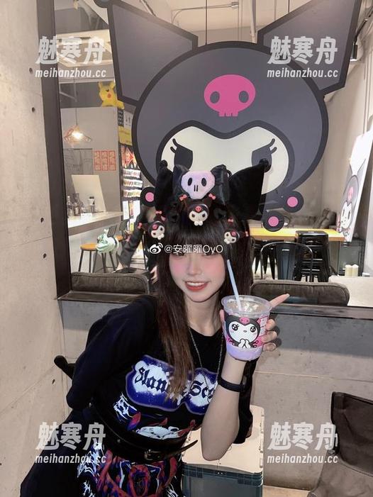 “更新啦！安曜曜的白裙图集，是否在隐约叙述她的秘密？”仿佛听到了裙摆在诉说……