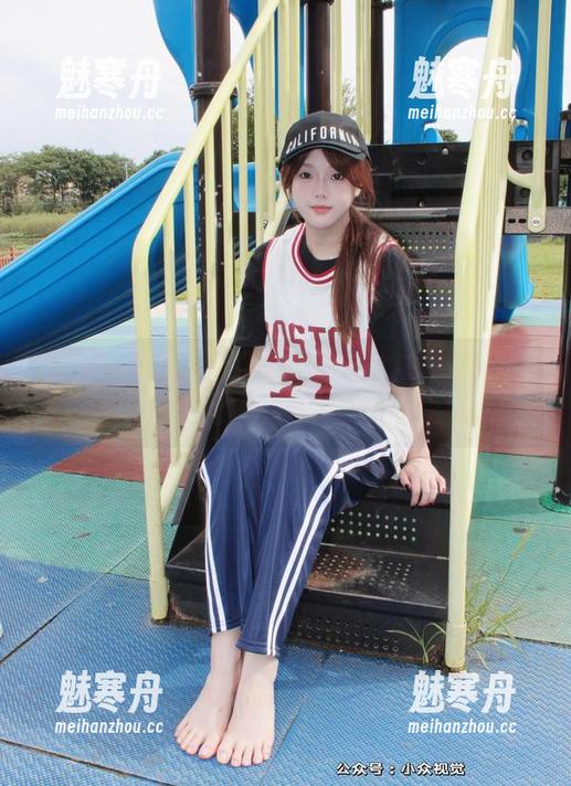 小众视觉-小薯条 小众视觉 - 小薯条红裙写真合集:现代审美下的幽默与美丽,触摸快乐!