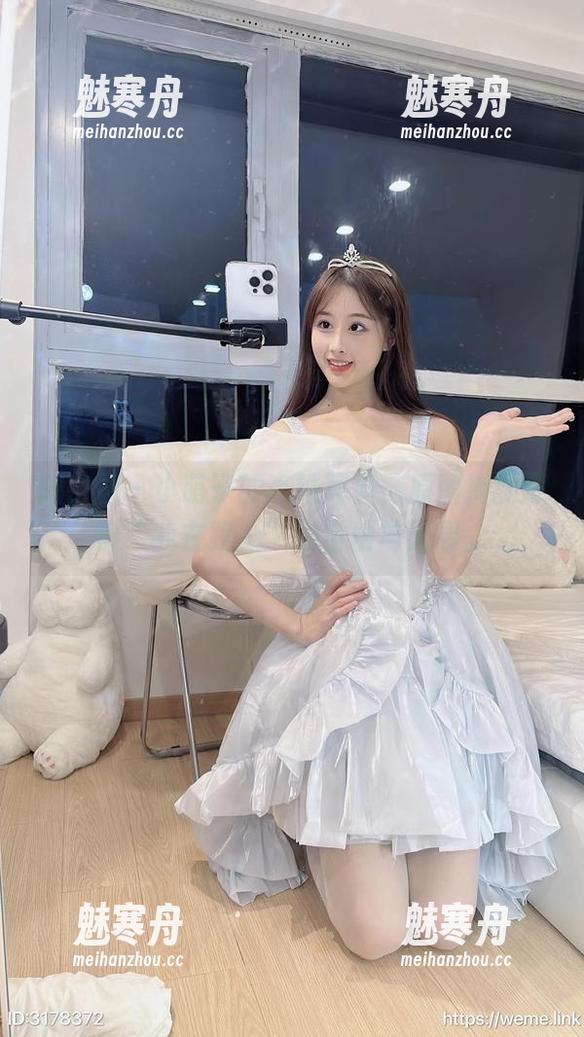 小萌子 微密圈 - 小萌子的高铁写真,原图捕捉那份“我在路上”的自由与无畏。