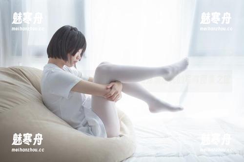 少女秩序-小满 少女秩序 - 在小满的泳池里漂浮:一场充满阳光的写真图集之旅
