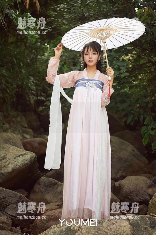 尤蜜荟 - 写真里的“合法萝莉”，体操服和阳光的甜蜜邂逅