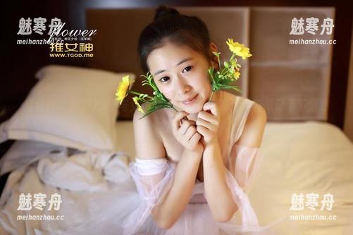 推女神-颖莹儿YY 推女神 - 颖莹儿YY与女仆的完美邂逅,高清写真集记录下惬意时光!