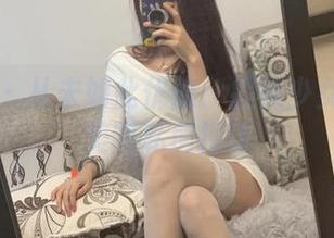 微密圈 - 从未如此优雅：提袜少女的黑白美图私房探访