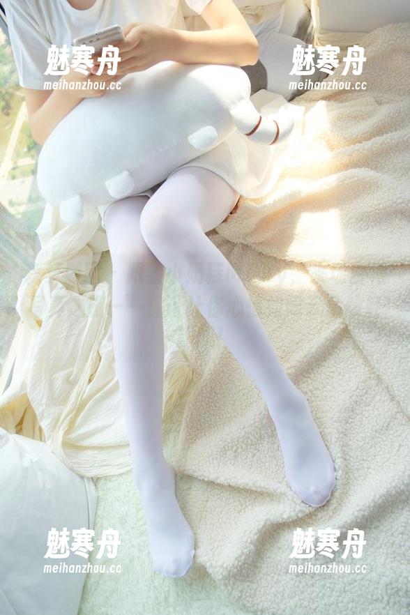森萝财团 - 跟着小奶糕Milky，来场白裙写真之旅——保证让你心情如同云朵般轻飘飘！