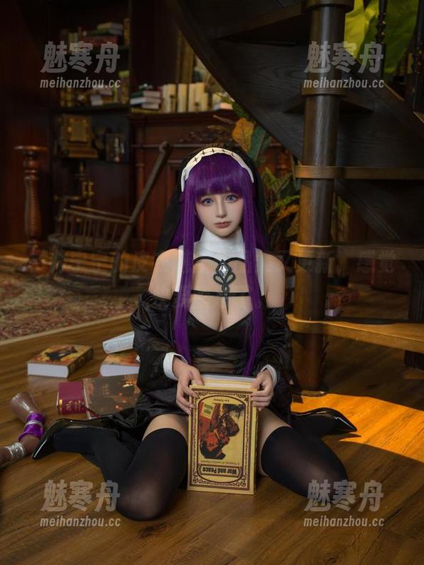 樱井宁宁的皮衣魅魔作品集又更新，感觉快要窒息了。