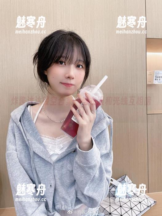 炸酱沐沐 炸酱沐沐镂空合集:当衣服和光线互相暗恋!
