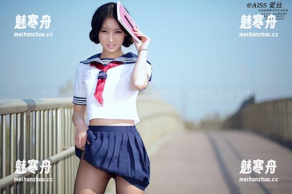 爱丝-欣杨 爱丝 - 豹纹里藏着欣杨的私房梦境:随意流淌的魅力