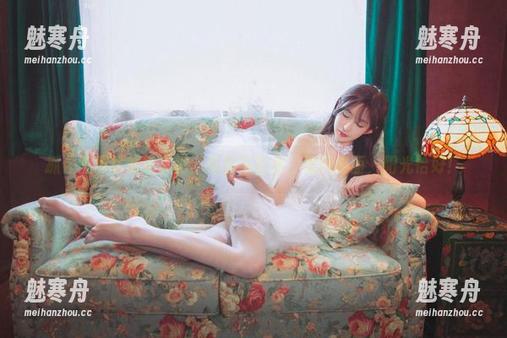 王羽杉 抓住王羽杉最新美图:抹胸浴缸里,微风拂面,阳光恰好!