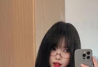 微密圈 - 琳铛铛的蓝色印花比基尼写真：每一张都是夏天的呼吸！