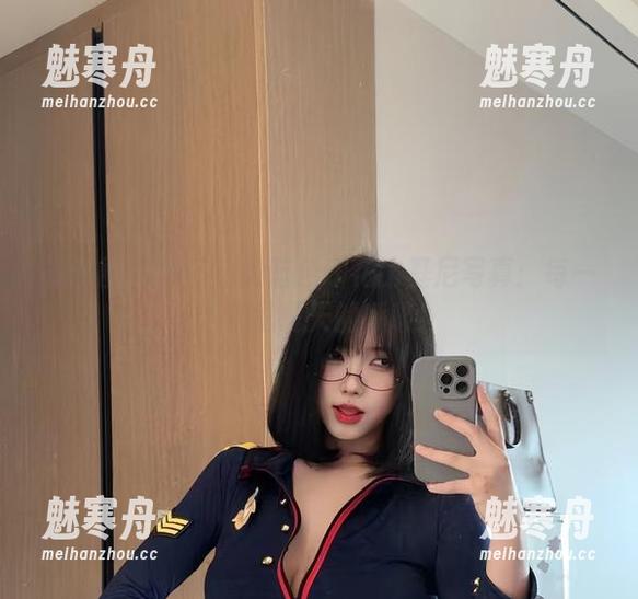 微密圈 - 琳铛铛的蓝色印花比基尼写真：每一张都是夏天的呼吸！
