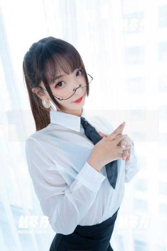 神乐坂真冬的熊猫女仆图包：瞧，这蓝天白云下的温暖尝试