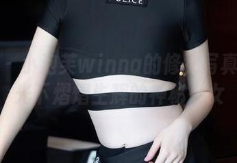 秀人网 - 小泡芙winna的修女写真：在阳光下熠熠生辉的神秘少女