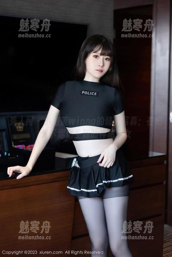 秀人网 - 小泡芙winna的修女写真：在阳光下熠熠生辉的神秘少女
