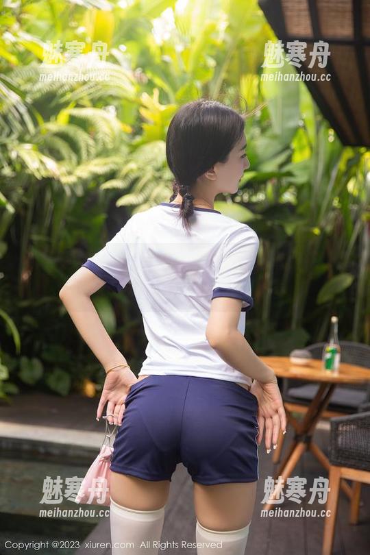 秀人网 - 清妙网袜美图上线：最新系列带你感受轻柔与性感的碰撞