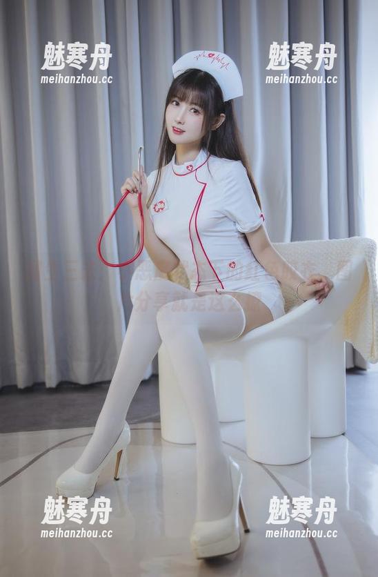羽生三未：小恶魔状态下的红色胶衣，图片分享就是这么撩