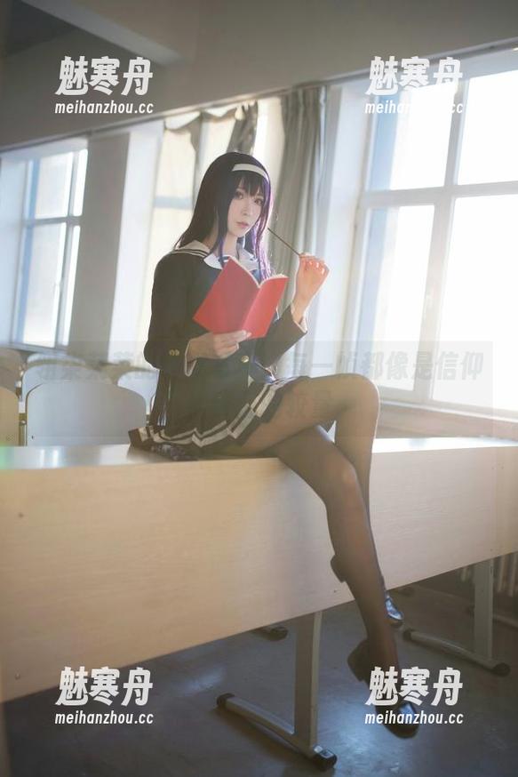 翎柒菜菜的修女写真：每一帧都像是信仰与诱惑的较量