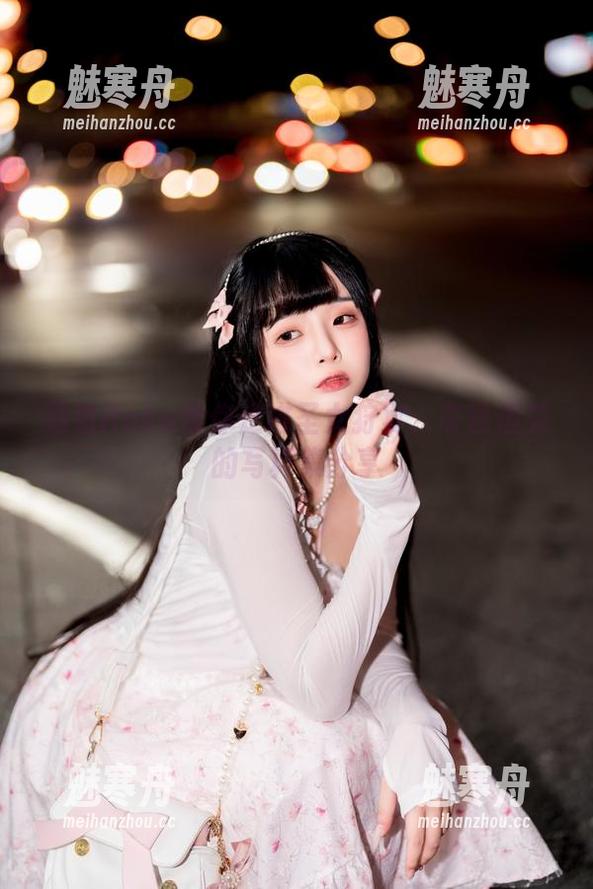 落落Raku 落落Raku带你走进圣女狩宴:奇怪但美的写真集分享