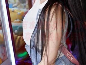 蜜桃社 - 光线与水波的交错：真希泳衣摄影图库分享，感受瞬间美好！