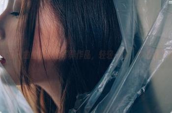 轰趴猫 - 曲曲学姐的写真作品，轻轻一瞥，你心动了吗？