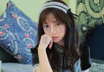 雯妹不讲道理图集更新！低胸果足让你忍不住想赞叹：“这果子长得真不错！”