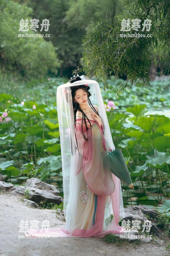 雯妹不讲道理的短裙在无圣光映衬下，竟然如此引人遐想！