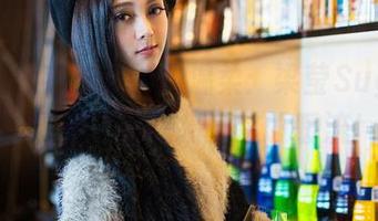 青豆客 - 毛衣包围的温柔：梁莹Sugar图集更新，快来接受这股暖流！