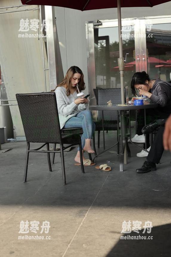 魔镜街拍-婷婷 魔镜街拍 - 婷婷的粉裙秘笈:销售主管工作图包,谁说职业不能美丽?