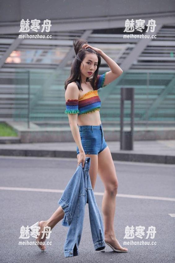 魔镜街拍-楼楼 魔镜街拍 - 楼楼白色连衣裙全集,下载后我的心情都变得轻盈了,像是在漫步在晨光里。