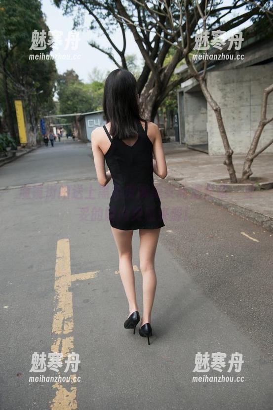魔镜街拍送上黑色皮裤美女高清合集，妥妥的时尚灵感来源！