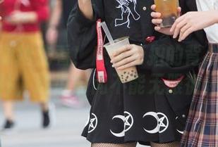 免费资源抢先看！魔镜街拍的背心和短裙合体，谁说时尚不能无限循环？